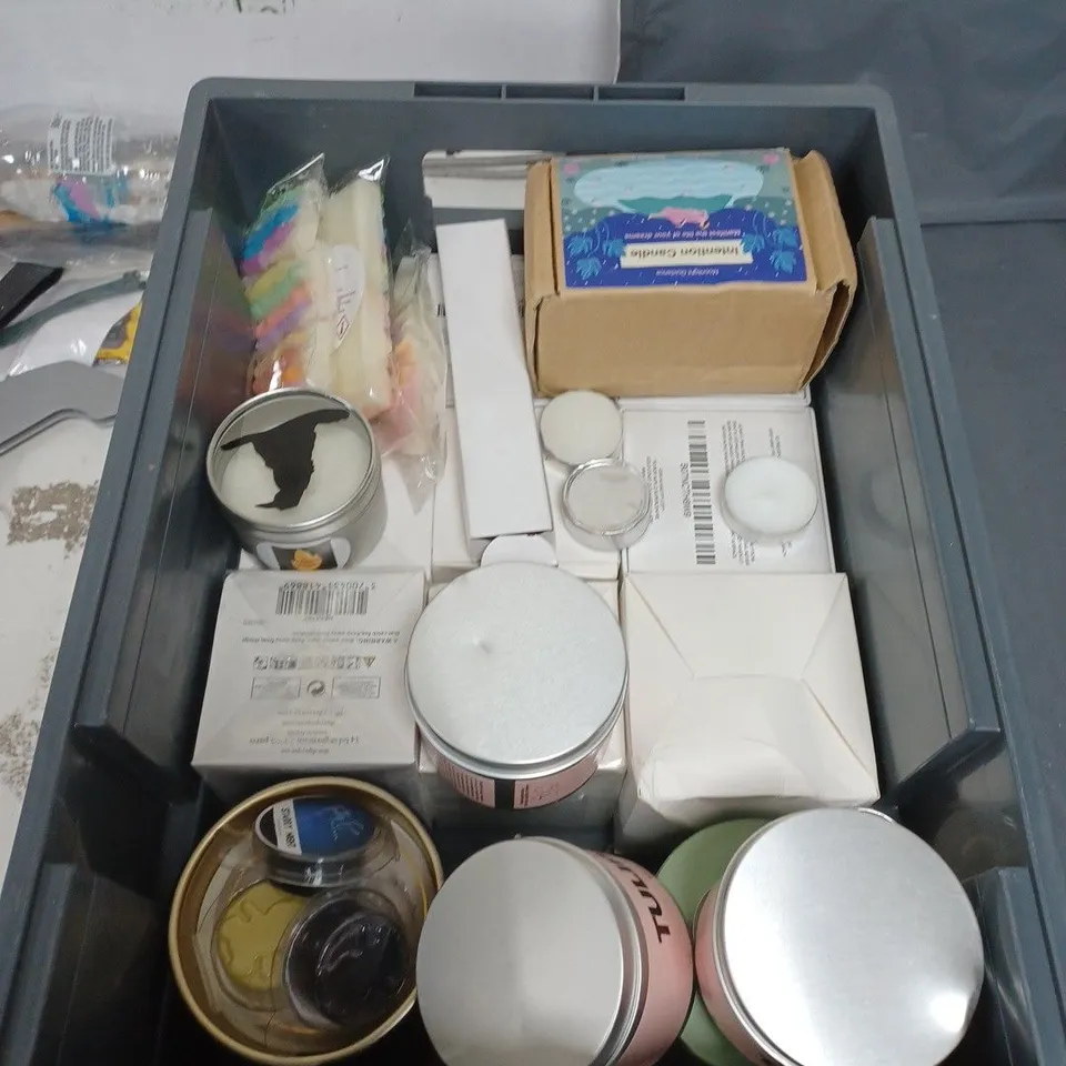 BOX OF APPROXIMATELY 15 ASSORTED HOUSEHOLD ITEMS TO INCLUDE LIGHT BULBS, WAX MELTS AND SCENTED CANDLE