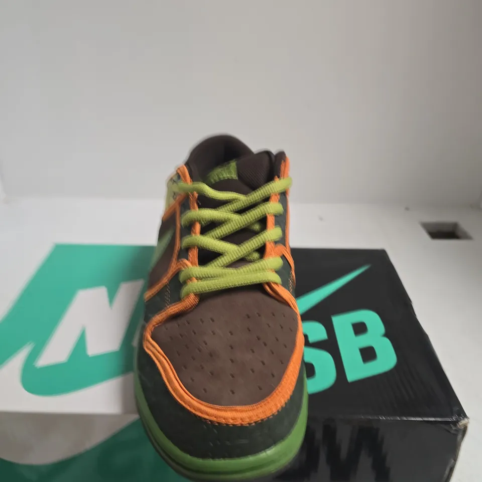 BOXED PAIR OF NIKE SB DUNK LOW – CONCEPTS X NIKE SB DUNK WHEN PIGE FLY - SIZE UK 9.5