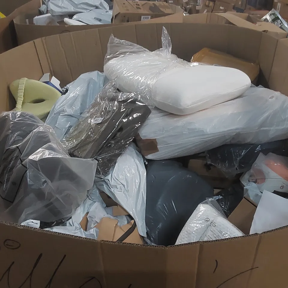PALLET CONTAINING A VERY LARGE QUANTITY OF ASSORTED PILLOWS AND RELATED BEDDING/COMFORT PRODUCTS ECT