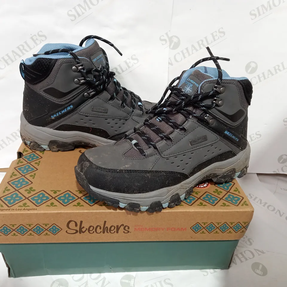 BOXED PAIR OF SKECHERS CHARCOAL HIKERS BOOTS  - SIZE 5