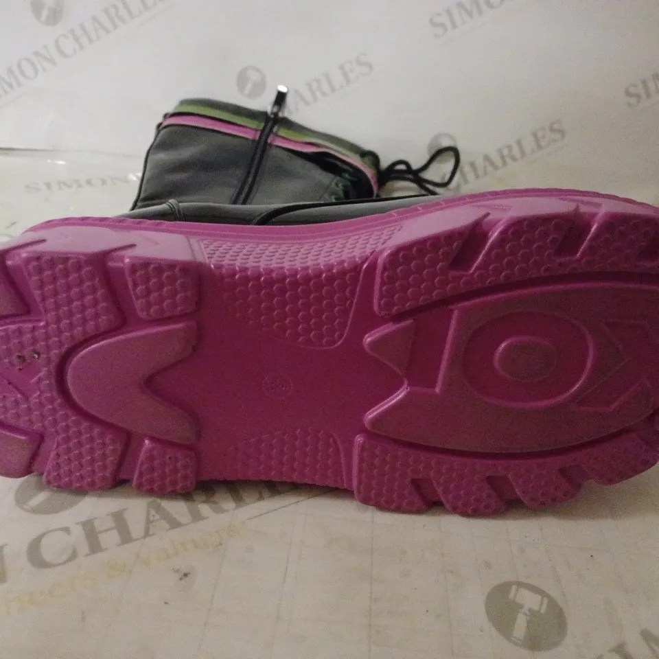 PAIR OF KOI WOMEN'S ELECTRIC TOMORROW STOMPER RAVE BOOTS SIZE 6