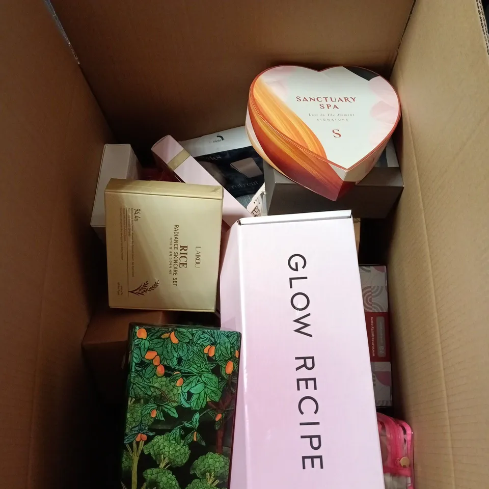 BOX OF APPROXIMATELY 20 COSMETIC/BOX SET ITEMS TO INCLUDE SANCTUARY SPA, TEMPLESPA, NO7, RITUALS..., CANDY BREATH ETC