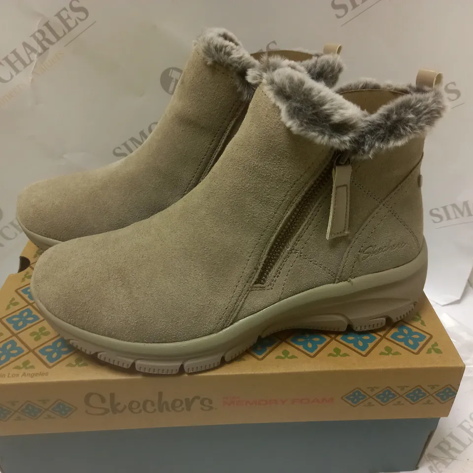 BOXED SKETCHERS MEMORY FOAM MUSHROOM BOOT - SIZE 4