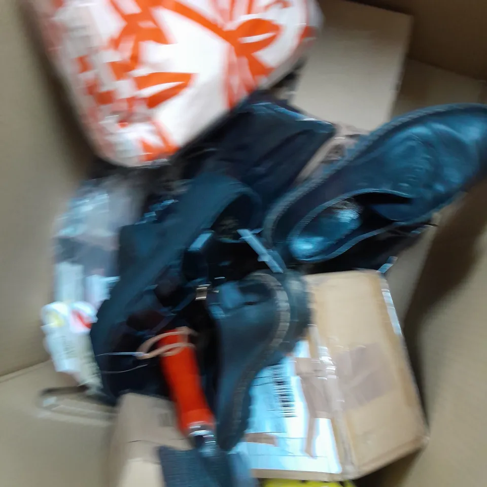 BOX OF APPROX 10 ASSORTED ITEMS TO INCLUDE - TRETORN SHOES, STORAGE BAGS, LIGHTS ETC