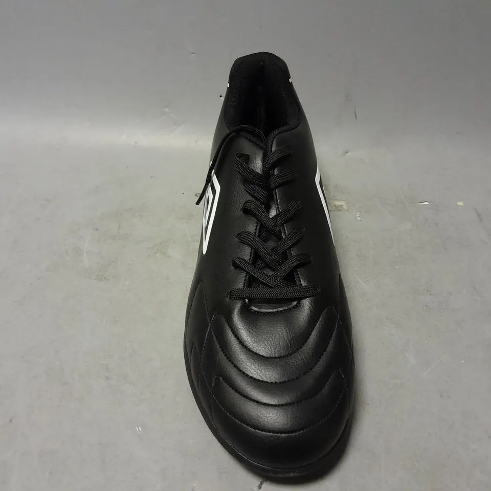 PAIR OF UMBRO ATTACANTE ASTROTURF FOOTBALL BOOTS IN BLACK - UK 10