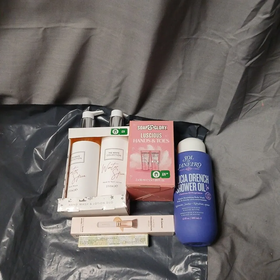 APPROXIMATELY 20 ASSORTED COSMETICS INCLUDING SHOWER OIL, THE WHITE COLLECTION GIFT SET, FOUNDATION BRUSH, SOAP AND GLORY HANDS AND TOES ETC