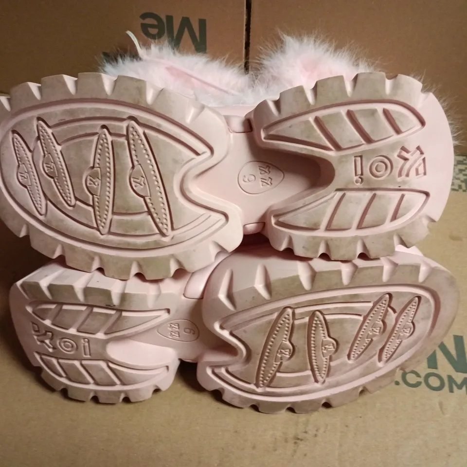 BOXED PAIR OF KOI KAWAII SASQUATCH FLUFFY SNOW BOOTS IN PINK SIZE UK 6