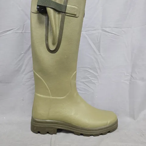 BOXED PAIR OF LE CHAMEAU WELLINGTON BOOTS IN DARK OLIVE SIZE UK 10