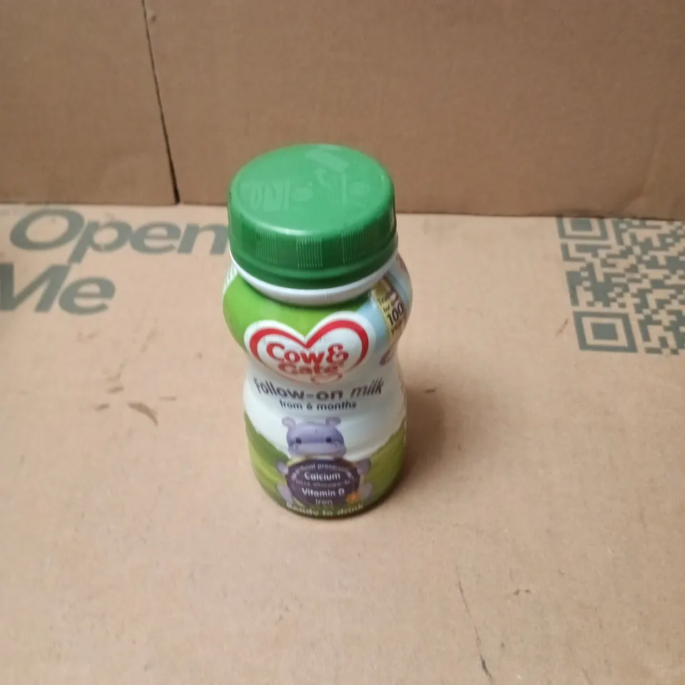 APPROXIMATELY 12 ASSORTED DRINK ITEMS INCLUDING AVANT LOW SODIUM NATURAL MINERAL WATER AND COW & GATE FOLLOW ON MILK 