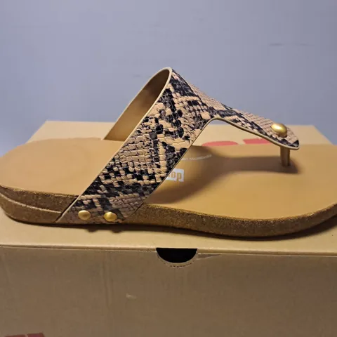 BOXED FITFLOP SNAKE TOE POST SANDALS - UK 6 