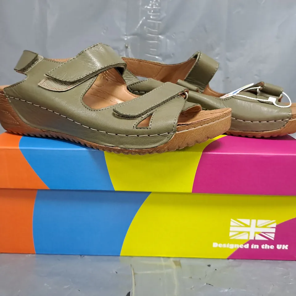 ADESSO DARIA LEATHER SANDAL- OLIVE SIZE 4