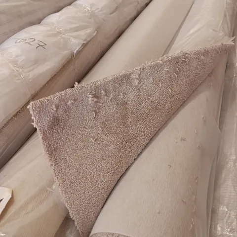 ROLL OF QUALITY ULTRA SAXONY WINTER WHITE // APPROX SIZE: 5.0 X 3.8m