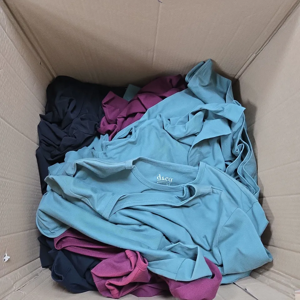 APPROXIMATELY 15 ASSORTED CLOTHING ITEMS IN VARIOUS COLOURS, STYLES AND SIZES