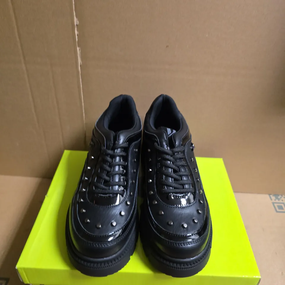 BOXED PAIR OF KOI LIL' BANE OF EXILE TRAINERS – UK SIZE 2 (BLACK)