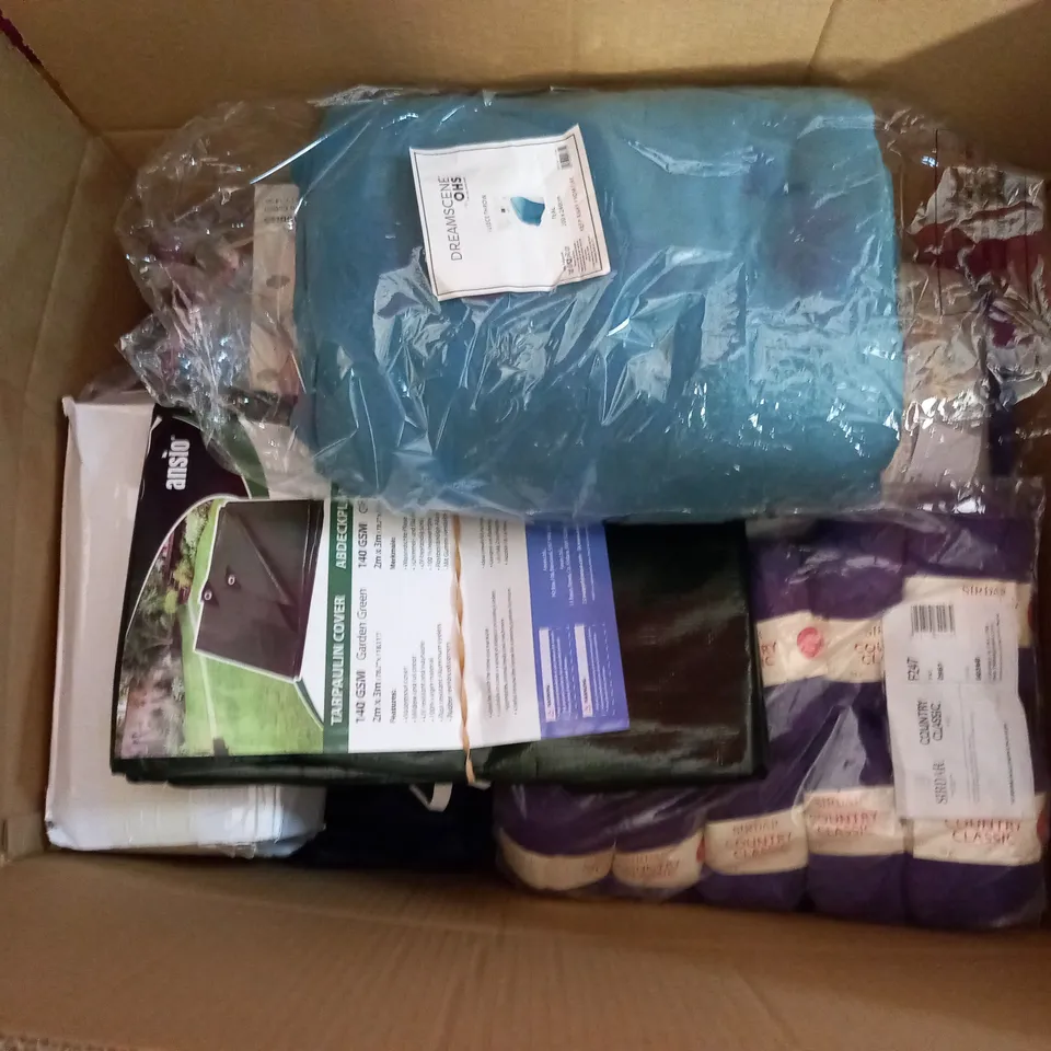 BOX OF APPROXIMATELY 20 ASSORTED ITEMS TO INCLUDE ANSIO TARPAULIN COVER, DREAMSCENE OHS TEAL THROW, WHITE FLASK, ETC