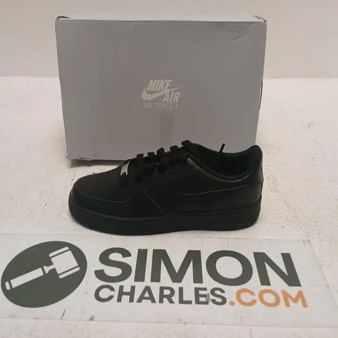NIKE AIR FORCE 1 LE (GS) BLACK SNEAKERS – UK5