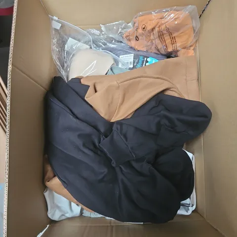 BOX OF APPROXIMATELY 15 ASSORTED CLOTHING ITEMS TO INCLUDE: MIND THE GAP JUMPER 