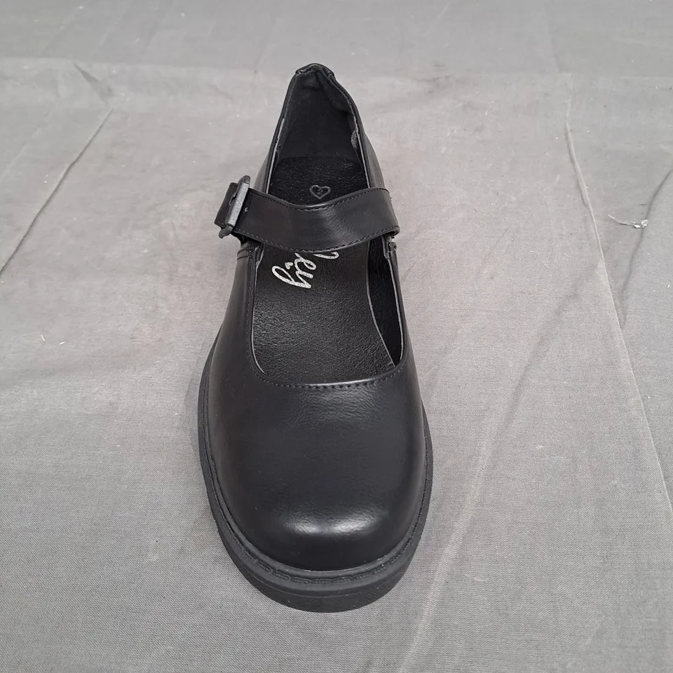 BOX OF APPROXIMATLY 10 BLACK LILLEY SHOE IN VARIOUS SIZES