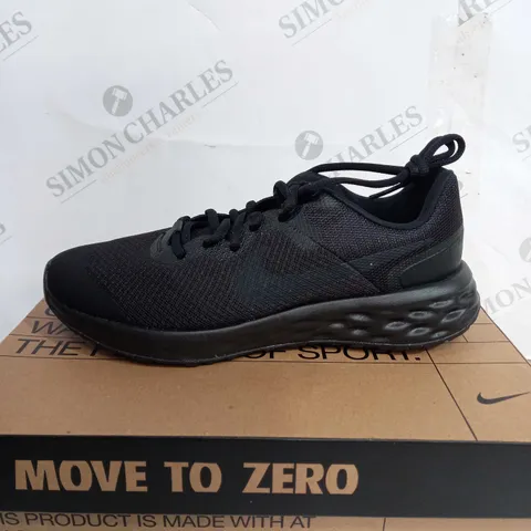 BOXED NIKE JUNIOR REVOLUTION 6 RUNNING SHOES, BLACK - SIZE 4