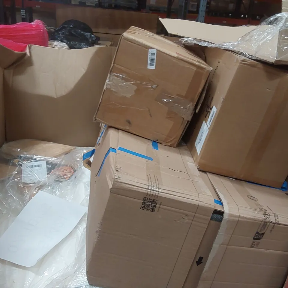 PALLET OF ASSORTED ITEMS TO INCLUDE: CHRISTMAS DEER LIGHTS, SIDE TABLE, BABY BATH, FOAM ROLLER, FOLDABLE MATTRESS ECT