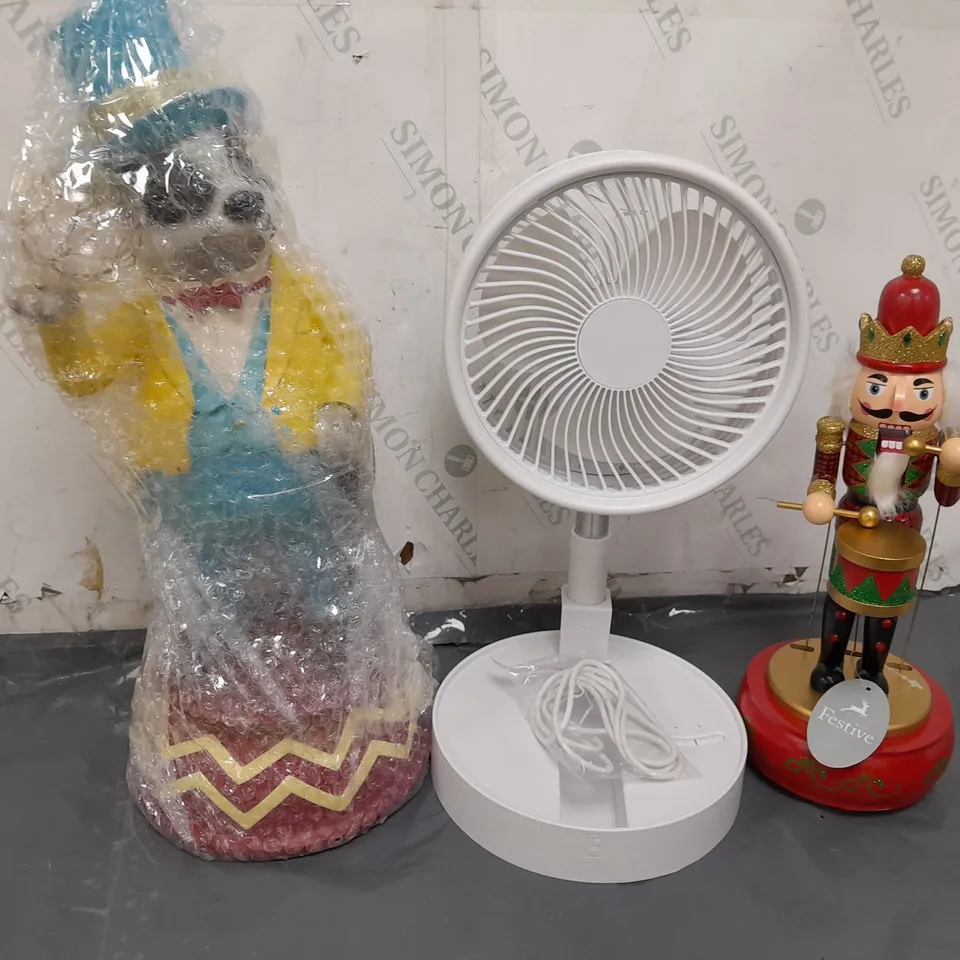 APPROXIMATELY 12 ASSORTED ITEMS TO INCLUDE FOLDABLE FAN, MUSICAL NUTCRACKER ORNAMENT, LED BASHFUL BADGER ORNAMENT - COLLECTION ONLY