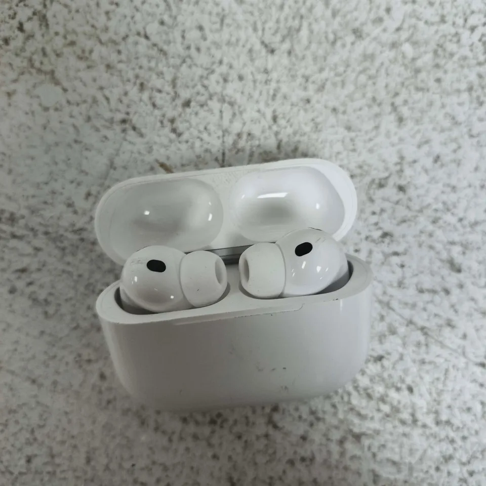 WIRELESS EARBUDS IN CHARGING CASE - WHITE (AIRPODS PRO STYLE)