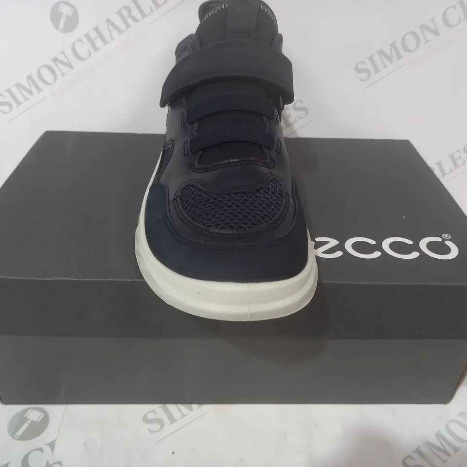 BOXED PAIR OF ECCO SHOES IN NAVY EU SIZE 37