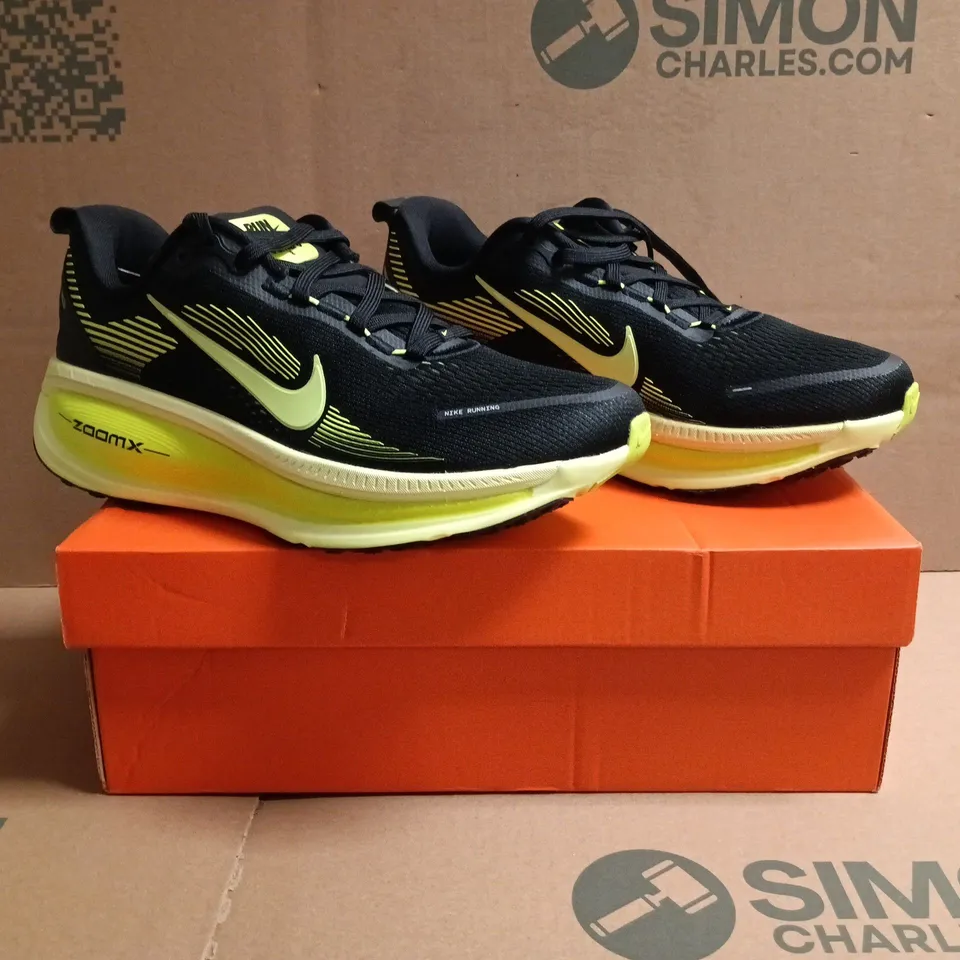 BOXED PAIR OF NIKE VOMERO 18 TRAINERS IN BLACK/LIME SIZE UK 7.5