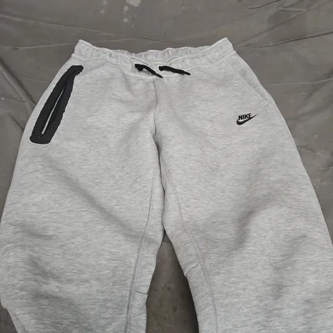 NIKE MEN'S GREY JOGGING PANTS – XL