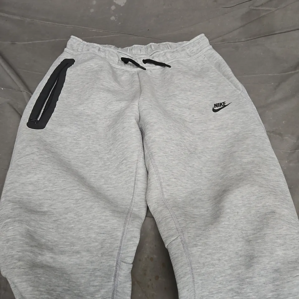 NIKE MEN'S GREY JOGGING PANTS – XL