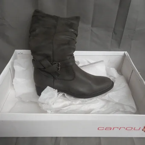 BOXED PAIR OF CARROU KNEE HIGH BLACK HEELED BOOTS SIZE 38