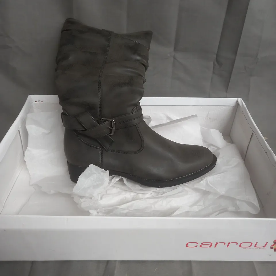 BOXED PAIR OF CARROU KNEE HIGH BLACK HEELED BOOTS SIZE 38