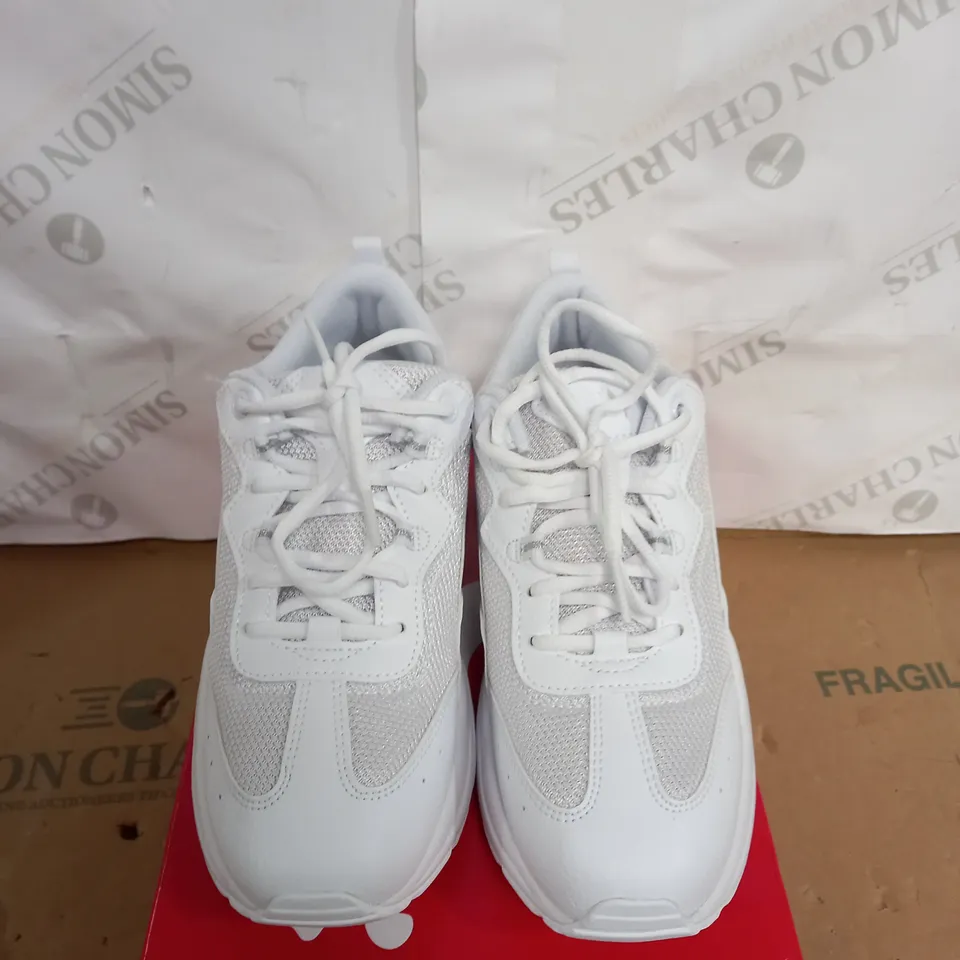 BOXED PAIR OF PUMA CILIA CHUNKY TRAINERS IN TRIPLE WHITE SIZE 4 