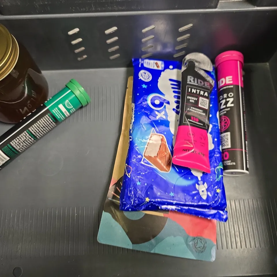 APPROXIMATELY 6 ASSORTED FOOD & DRINK ITEMS TO INCLUDE -  CARTWRIGHT GIFT TIN , CRUSH CREAM SODA ETC