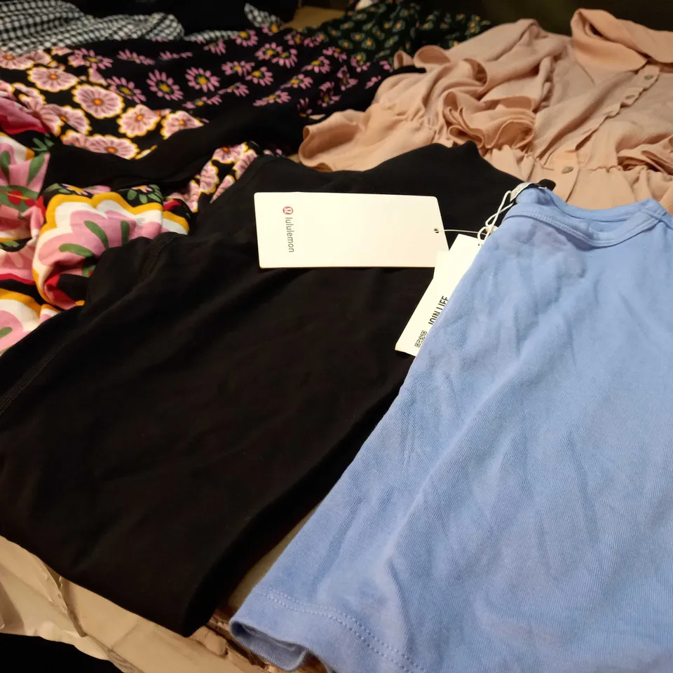LOT OF APPROX 20 ASSORTED CLOTHING ITEMS VARYING IN SIZE/COLOUR/STYLE TO INCLUDE: TROUSERS, SKIRTS, TOPS