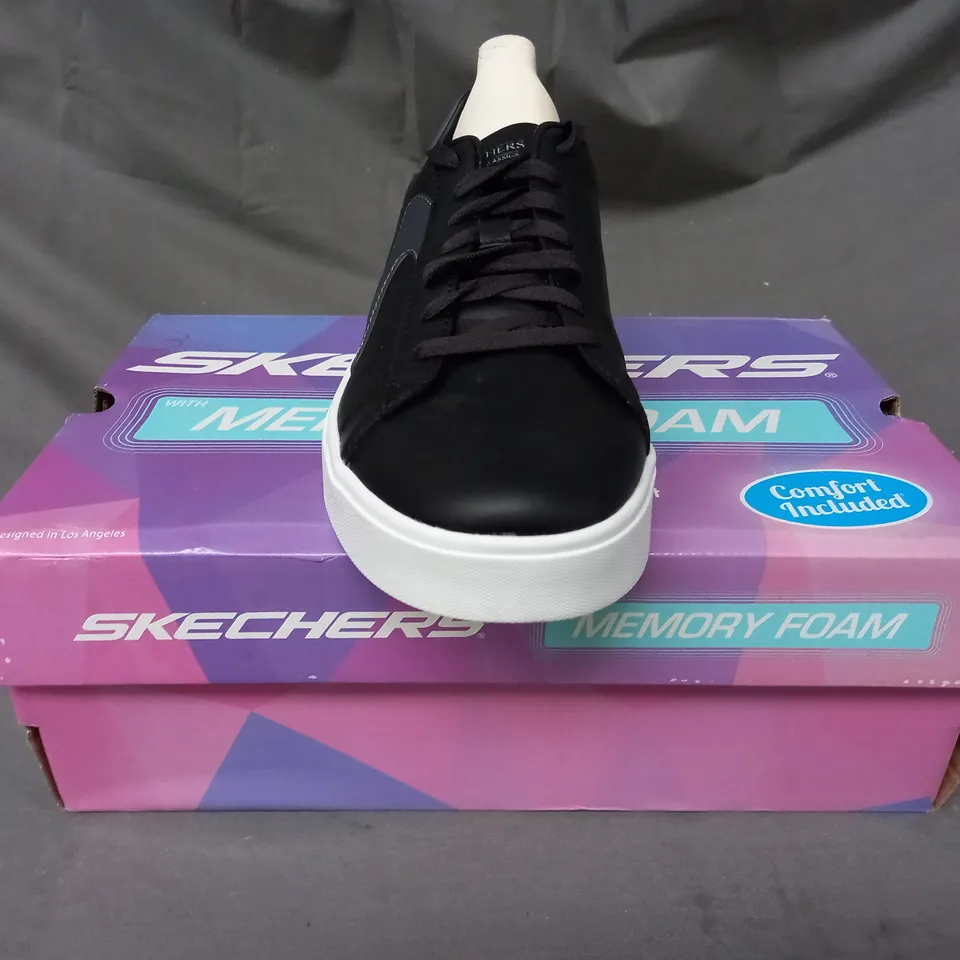 BOXED PAIR OF SKECHERS COURT CLASSIC EDEN TRAINERS IN BLACK SIZE 7 