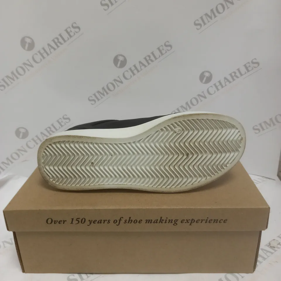 BOXED PAIR OF CUSHION WALK LASER CUT ZIP TRAINERS IN BLACK - SIZE 5