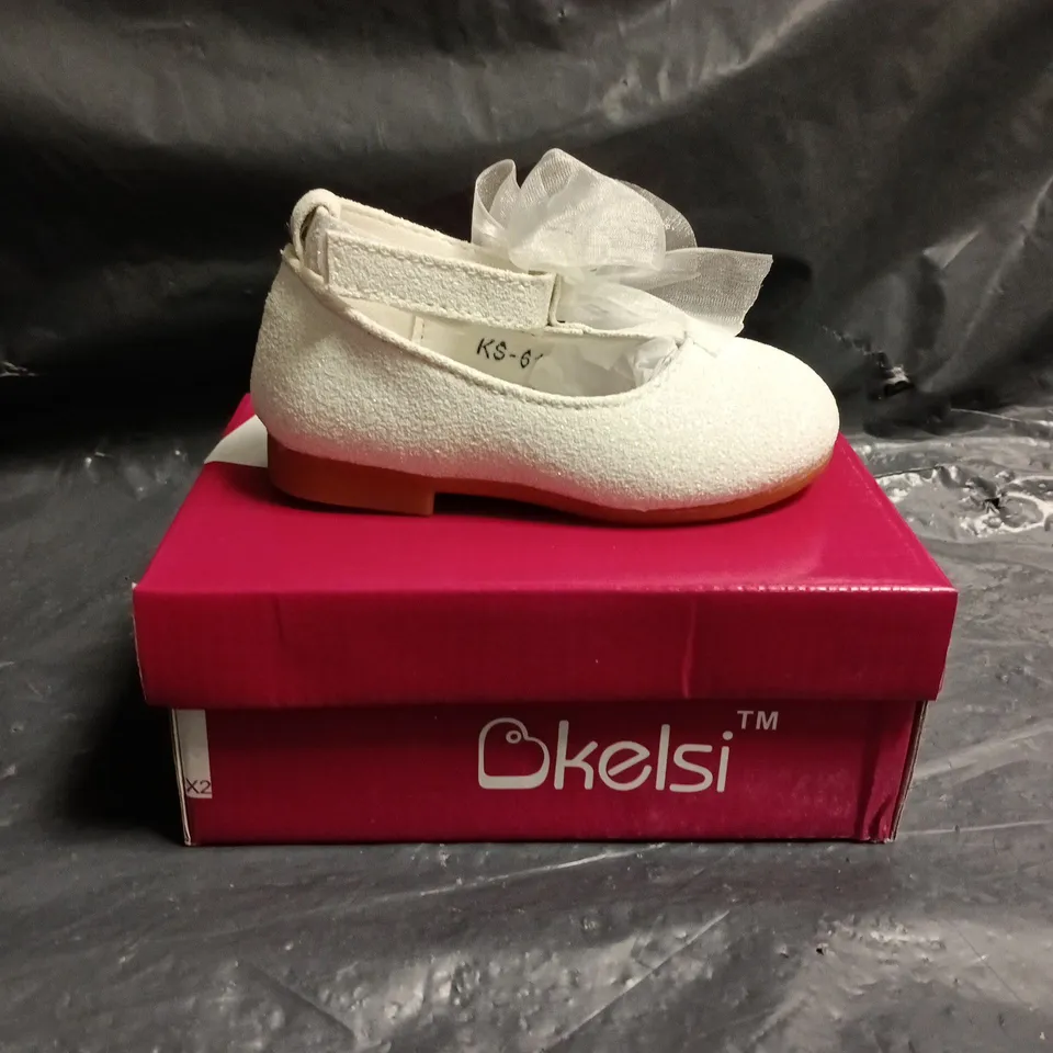 KELSI BABY SHOES – WHITE GLITTER WITH RIBBON BOW SIZE 4