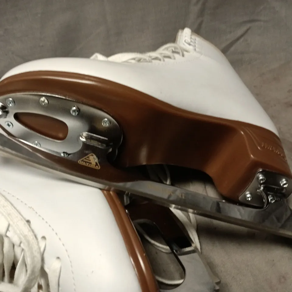 BOXED JACKSON MYSTIQUE WHITE FIGURE ICE SKATES – BOOTS WITH BROWN HEELS - 7