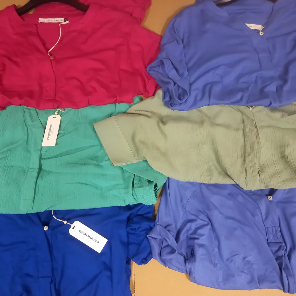 BOX OF APPROX 6 ASSORTED ITEMS OF MAISON DE NIMES CLOTHING IN VARIOUS SIZES AND STYLES