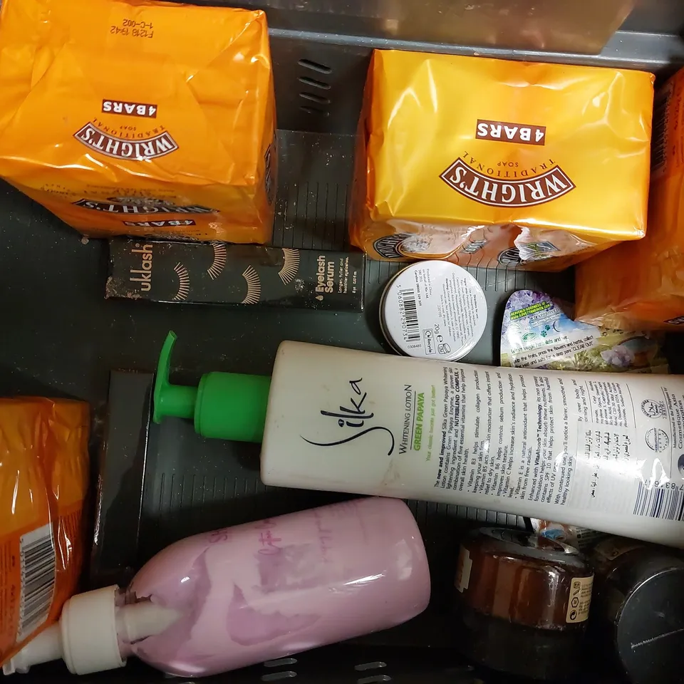 BOX OF APPROX 10 COSMETIC ITEMS TO INCLUDE BAYLIS & HARDING HAND CREAM SET, WRIGHTYS TRADITIONAL SOAP, THE BEAUTY CROP COCO ROSE MIST