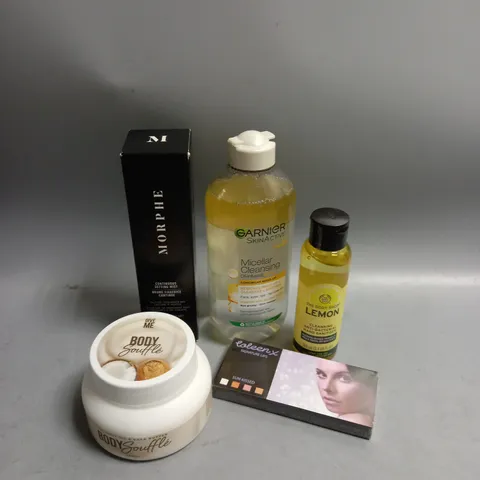 BOX OF APPROXIMATELY 20 COSMETIC ITEMS TO INCLUDE - COLEEN LIP PALETTE - MORPHE SETTING MIST - THE BODY SHOP LEMON HAND SANITISER - ETC