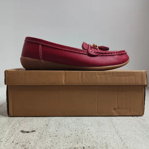 BOXED PAIR OF JO & JOE NAUTICAL LOAFTERS IN RED SIZE UK 6