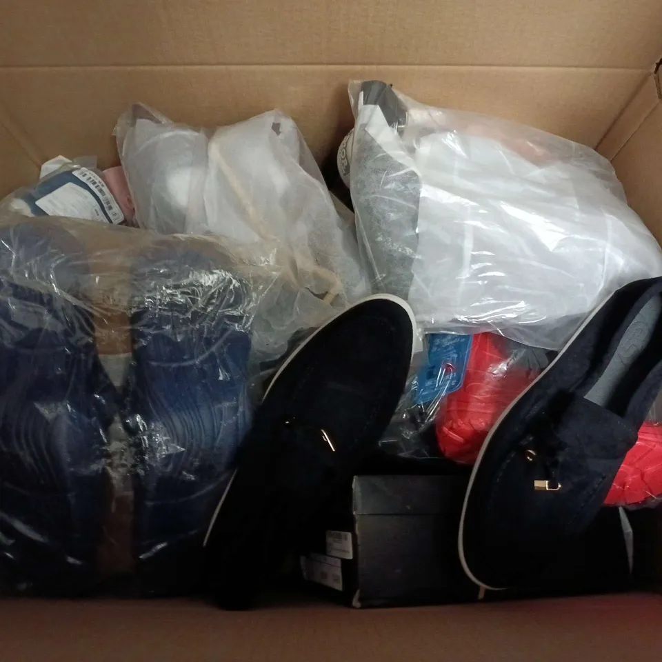 APPROXIMATELY 20 ASSORTED PAIRS OF SHOES AND FOOTWEAR ITEMS IN VARIOUS STYLES AND SIZES TO INCLUDE brands such as bubble boots, cozy pixies, cloggies, etc - collection only