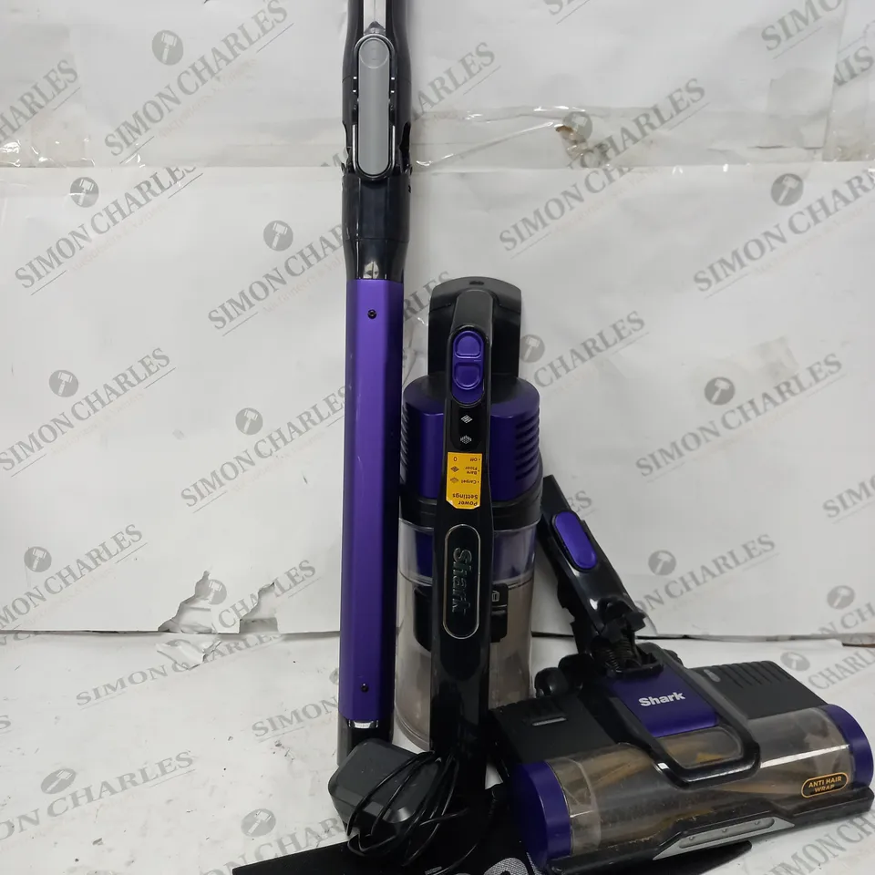BOXED SHARK ANTI HAIR WRAP CORDLESS PET VACUUM CLEANER IZ202UKT