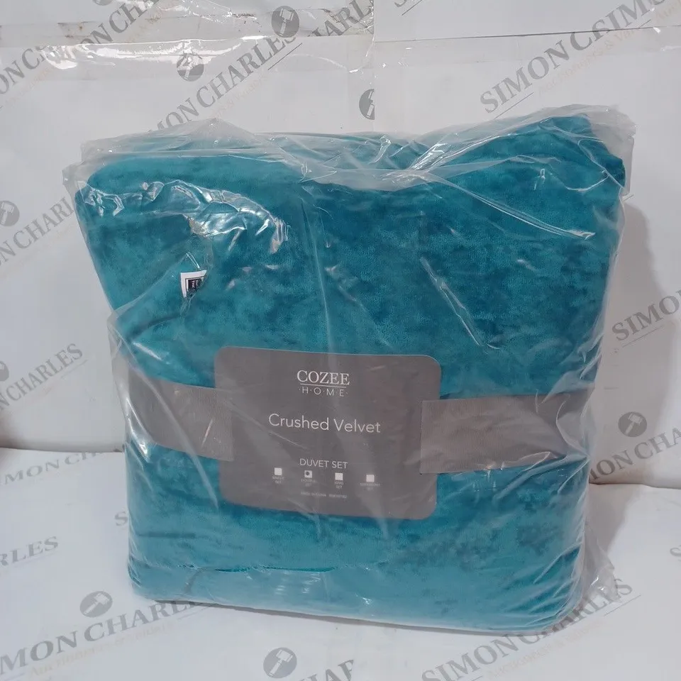 TURQUOISE VELVET THROW