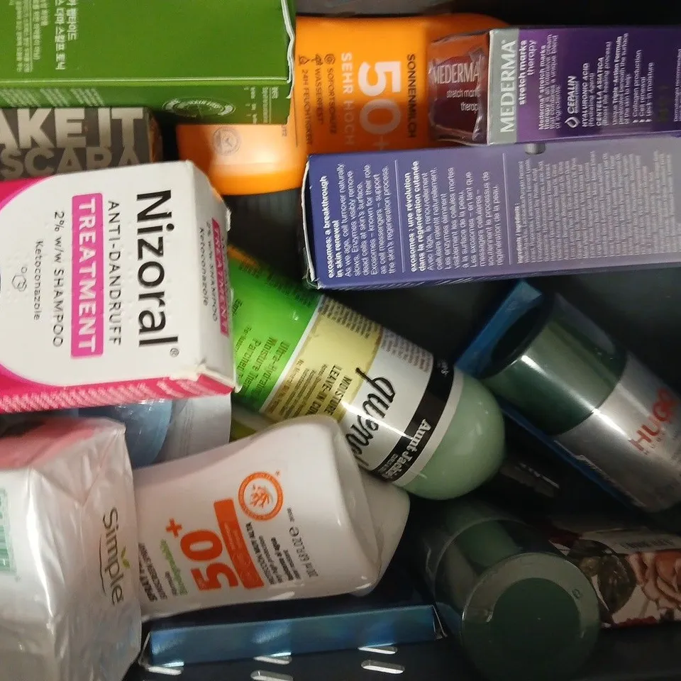 APPROXIMATELY 15 ASSORTED COSMETIC ITEMS INCLUDING VARIOUS MAKES AND BRANDS - COLLECTION ONLY