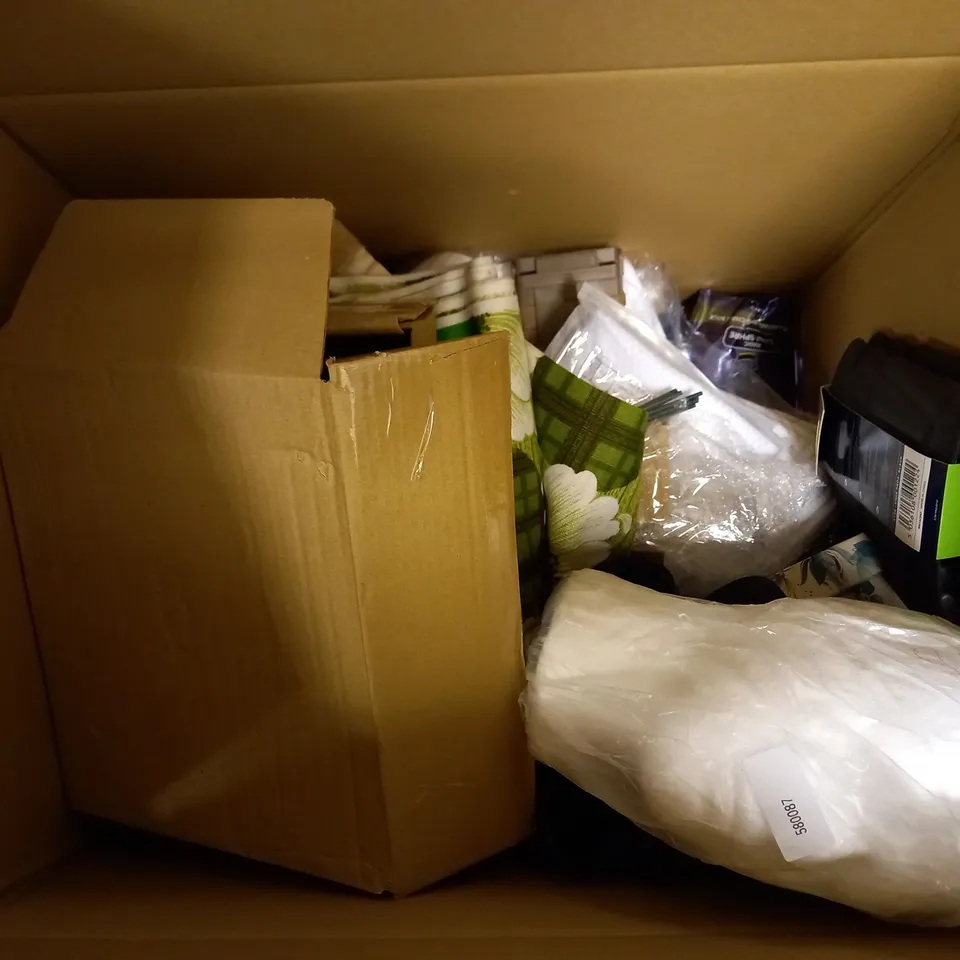 BOX OF APPROX 15 HOUSEHOLD ITEMS TO INCLUDE SALAD BOX, ASSORTED FABRIC AND KNEE PADS