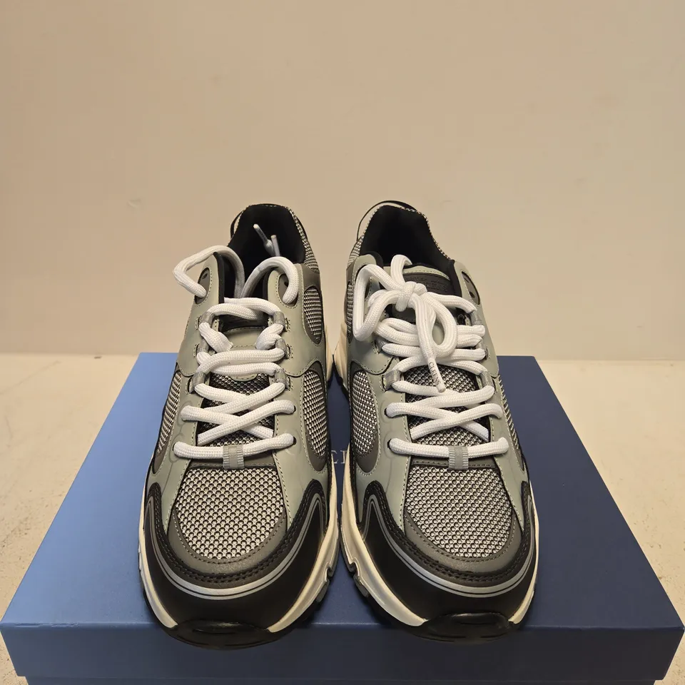 BOXED PAIR OF CLEENS PULSE RUNNER TRAINERS – PLATINUM, UK 12.5