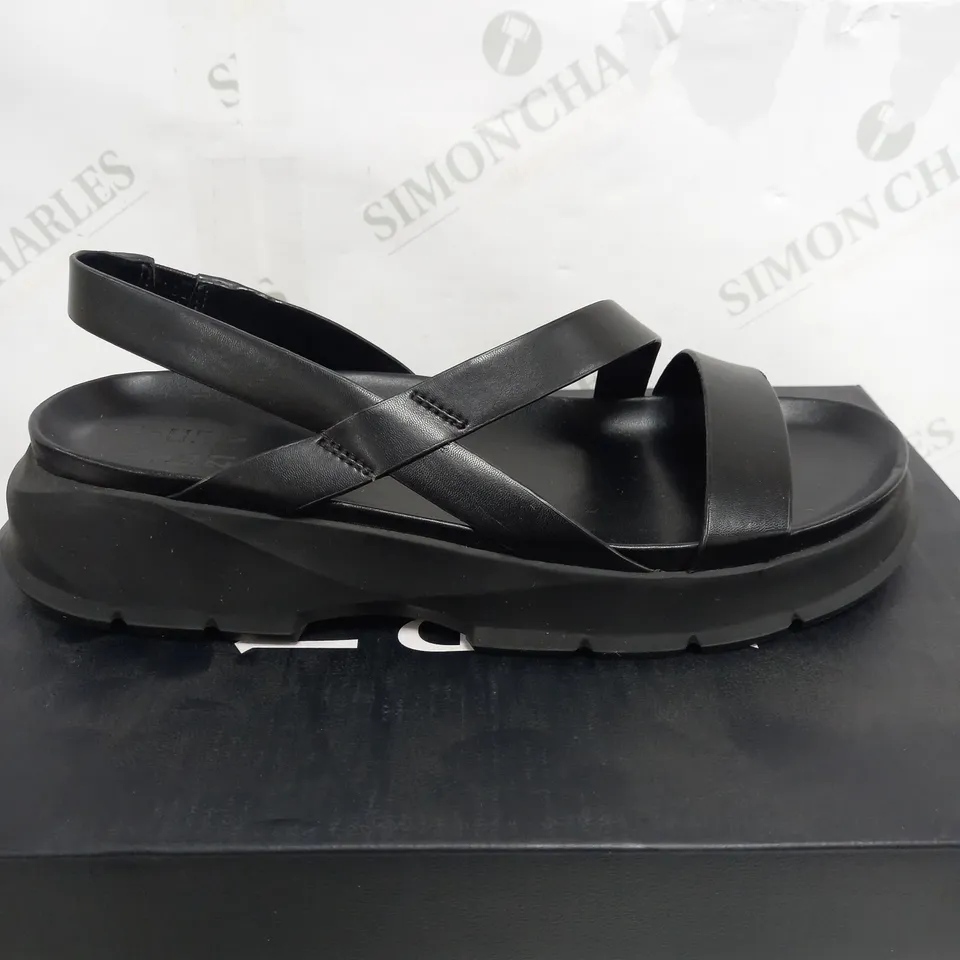 BOXED PAIR OF NATURALIZER SANDALS BLACK LEATHER - SIZE 7